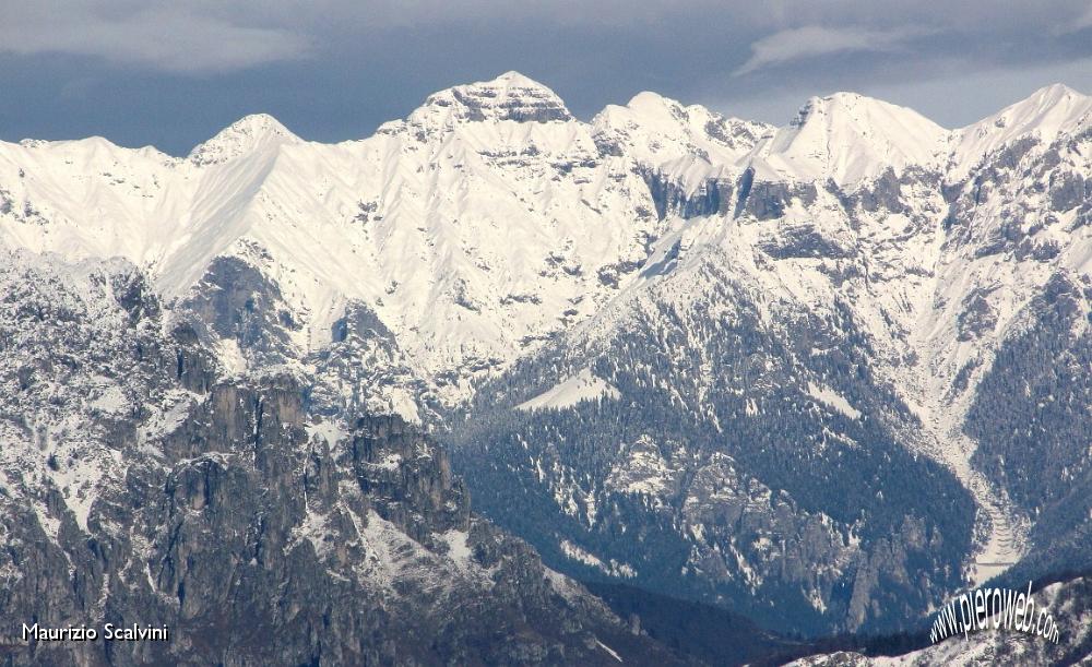 31 Al centro il Monte Pegherolo. Dx Monte Secco..JPG